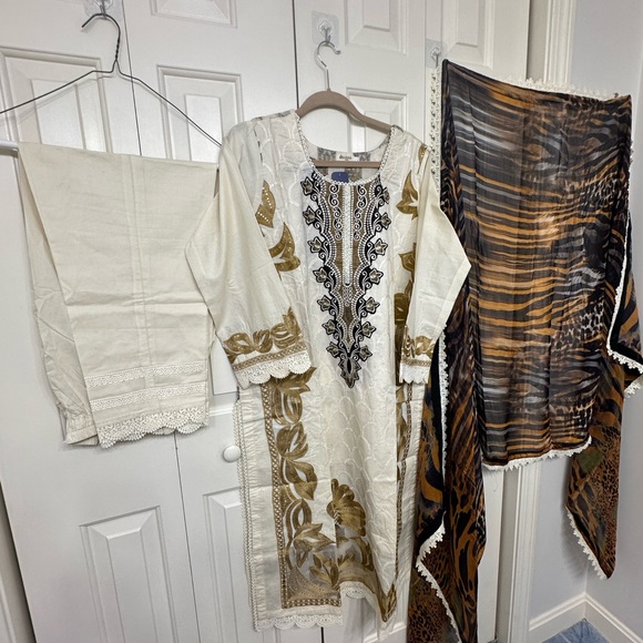 Sale‼️Elegant  luxury White and Gold Embroidered Salwaar Kameez in size 23” - Picture 1 of 15